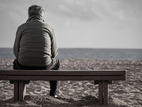 Llegar a los 60 años y quedarse sin amigos: el alto precio emocional que pagan las personas más generosas de la familia