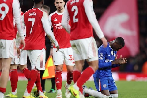 Piero Hincapié y Moisés Caicedo protagonizan la victoria del Arsenal 2-1 sobre Chelsea
