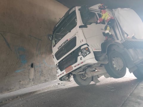 Camión se quedó atorado en paso a desnivel de Quito