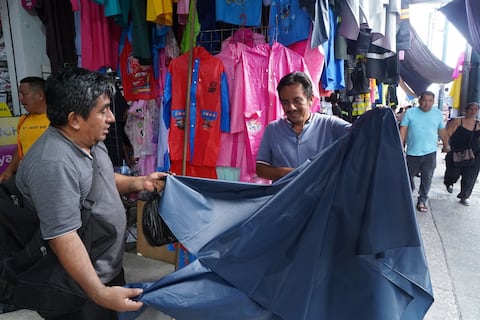 Ponchos plásticos desde $ 5 y botas hasta $ 18: así se mueve el comercio por las lluvias en el centro de Guayaquil