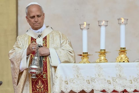 La Iglesia Católica no aprueba la bendición formal de las parejas homosexuales, recalca León XIV