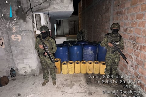 Ejército halló combustible presuntamente vinculado a actividades ilícitas en Crucita, en la provincia de Manabí