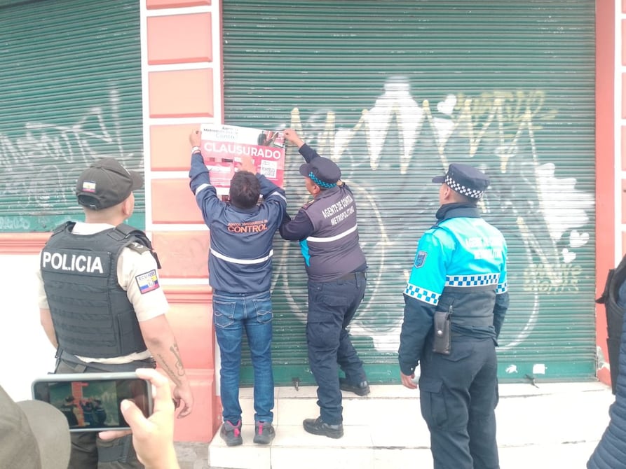 Cilindros de gas con fugas y cucarachas detectan en dos chifas, en el sur de Quito