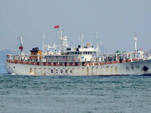 “Demostración con una lente militar”: Multitudinaria flota pesquera china se agrupa en líneas rectas y expertos apuntan a despliegue contra Taiwán o Japón