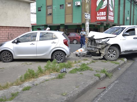 Choque entre camioneta y auto en la intersección de Pedro Pablo Gómez y Lizardo García