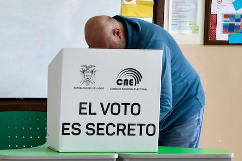 Ecuatorianos acuden a votar en la consulta popular 2025