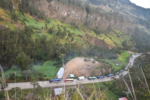Dos tramos viales fueron cerrados por manifestantes en la vía Cuenca-Loja