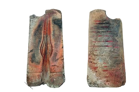 Por años usa una piedra para sostener los cimientos de su granero y resulta que es una valiosa pieza arqueológica de la Edad de Bronce