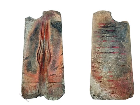 Por años usa una piedra para sostener los cimientos de su granero y resulta que es una valiosa pieza arqueológica de la Edad de Bronce