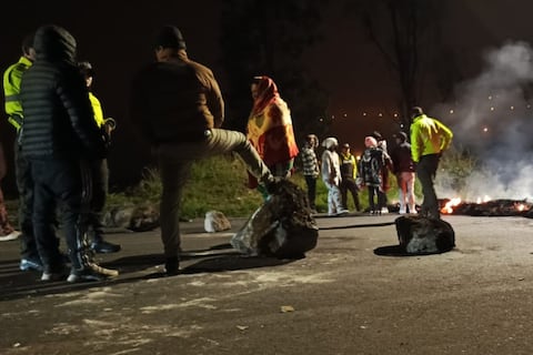 En Tungurahua se colocaron piedras para bloquear vía hacia Bolívar