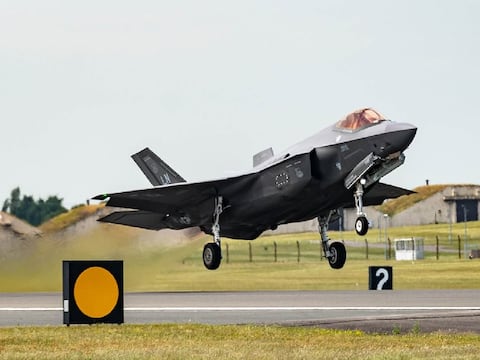 Foto prohibida: militares se niegan a publicar imagen del máximo oficial de la Fuerza Aérea firmando el fuselaje del primer F-35 de Canadá