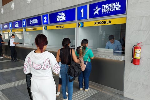 Usuarios llegan a la nueva terminal terrestre de vía a la costa para conocer frecuencias y operación en su primer día