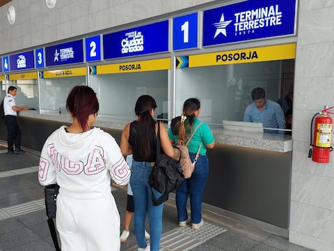 Usuarios llegan a la nueva terminal terrestre de vía a la costa para conocer frecuencias y operación en su primer día