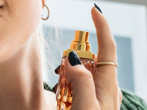 Este es el truco definitivo para que el perfume dure todo el día: Si frotas tus muñecas y cuello destruyes la fragancia