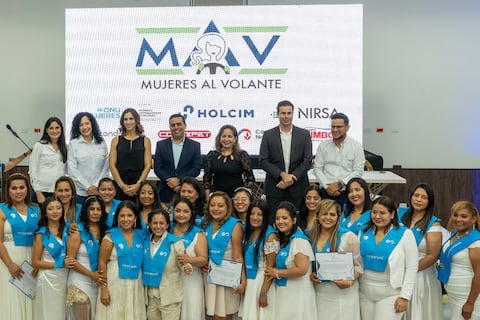 Mujeres al Volante graduó a su segunda promoción, 22 estudiantes obtuvieron sus licencias tipo E