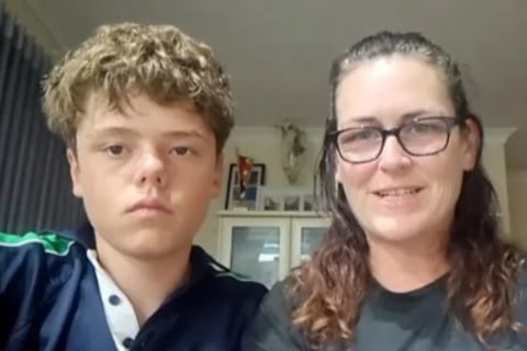 “No creo ser un héroe”: el niño que nadó de forma “sobrehumana” durante 4 horas para salvar a su madre y sus hermanos