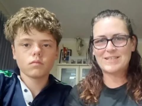 “No creo ser un héroe”: el niño que nadó de forma “sobrehumana” durante 4 horas para salvar a su madre y sus hermanos