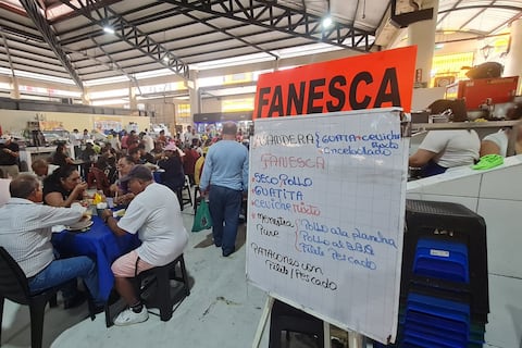 ‘Estamos a full’: familias asisten a mercados de Guayaquil a degustar la tradicional fanesca