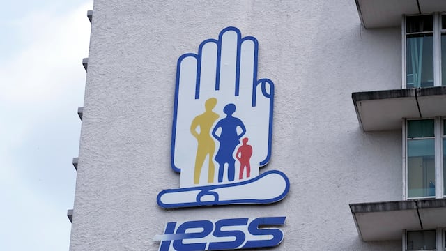 Pago de la deuda del Estado y prestaciones sin financiamiento son los dos grandes riesgos que el Gobierno identificó con el IESS