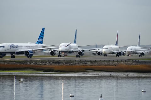 Aerolíneas de 3 países latinoamericanos suspenden vuelos a Venezuela: La nación se aísla en medio de tensiones con EE.UU.