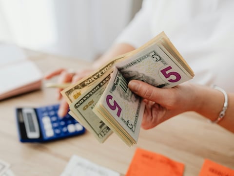 Esto debes cobrar según tu sueldo por trabajar de noche, de acuerdo al Código del Trabajo en Ecuador