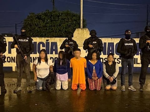 Un reo y cuatro mujeres involucrados en extorsiones a comerciante en Santo Domingo: pedían $ 5.500 bajo amenazas