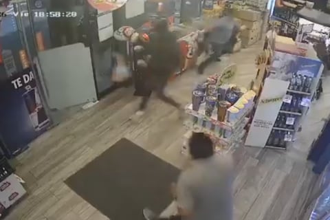 Policía busca a implicados en robo dentro de local en la av. 6 de Diciembre, en el norte Quito