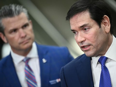 ¿Rubio y Hegseth en peligro?: Drones no identificados sobre base militar de residencia de altos funcionarios genera preocupaciones de seguridad