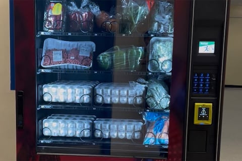 Así es la primera máquina expendedora de alimentos gratis en Estados Unidos: distribuye huevos, carne, frutas y verduras