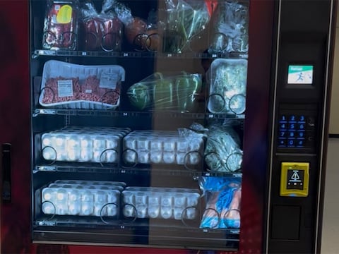 Así es la primera máquina expendedora de alimentos gratis en Estados Unidos: distribuye huevos, carne, frutas y verduras