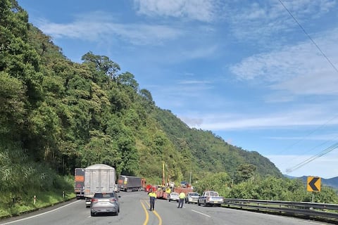 Caída de rocas deja siete heridos tras impactar bus con 33 pasajeros en la vía Alóag-Unión Toachi