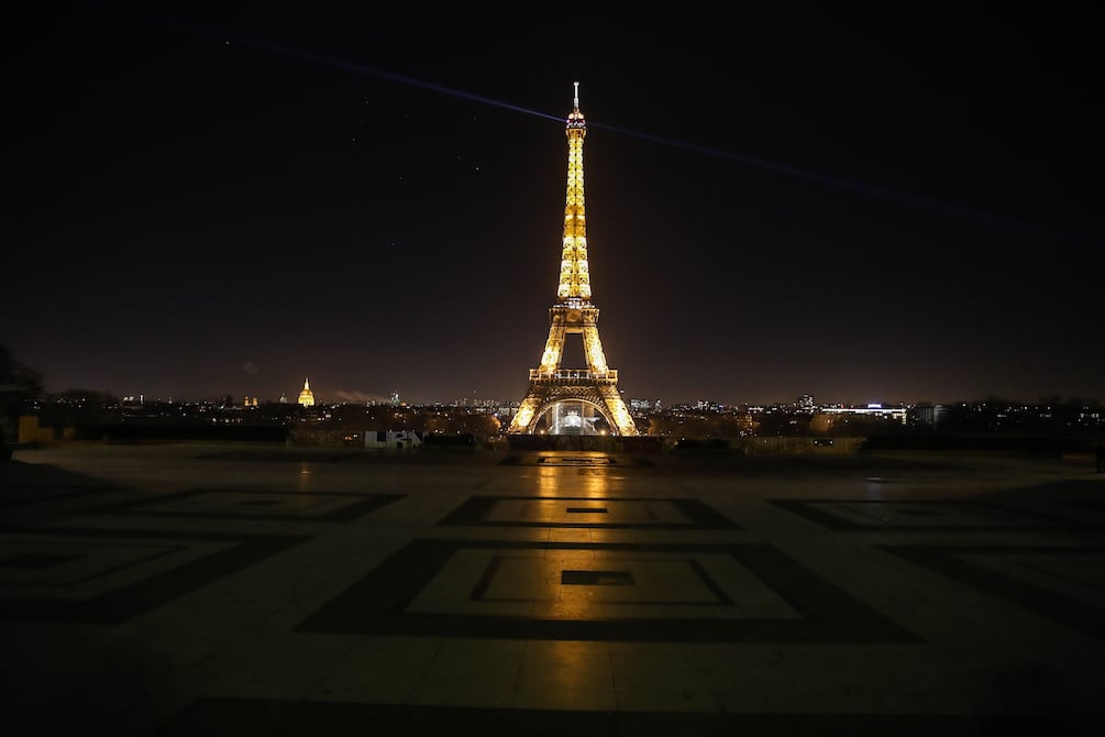 Dos hombres escalan y saltan en paracaídas desde la Torre Eiffel antes de ser detenidos