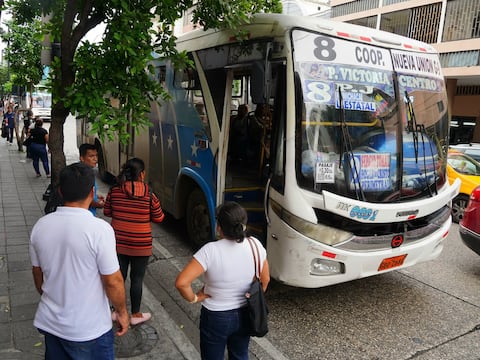 ‘Para uno que anda día a día en la calle no es fácil’: usuarios de buses en Guayaquil con inquietud ante posible alza del pasaje en el transporte