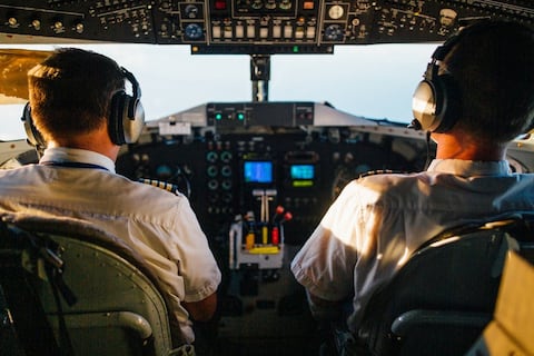 Piloto de American Airlines sorprende al revelar cuánto gana en un año: “Suena a una vida horrible”