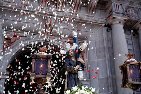 ‘Estoy agradeciendo por mi salud’: cadenas, cruces y gratitud marcaron el paso de Jesús del Gran Poder