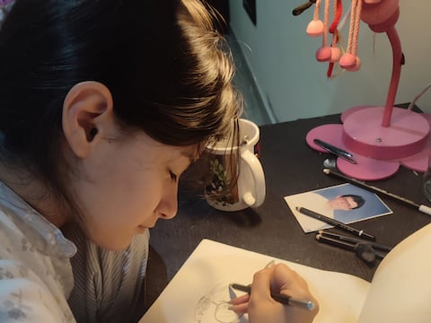 Dos hermanas, con diagnóstico de distrofia de conos y bastones, usan filtros especiales para evitar la luz y desarrollar sus estudios: ‘Son unas niñas independientes más que todo’