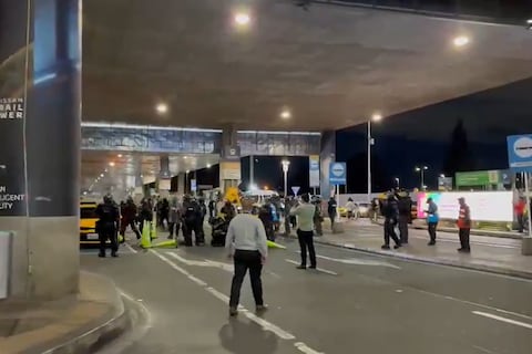 Protesta de taxistas en Bogotá termina en disturbios en aeropuerto internacional El Dorado