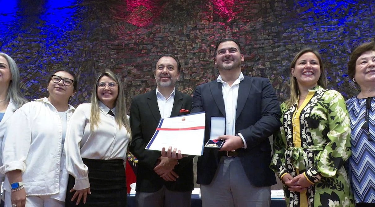 Barcelona SC recibe Medalla de Honor Institucional por parte del alcalde de Quito por su centenario