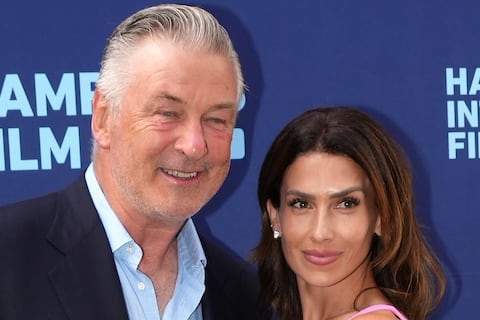 Alec Baldwin y su esposa aparecen en una alfombra roja por primera vez desde que desestimaron sus cargos por homicidio involuntario