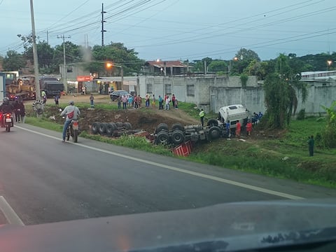 Tráiler choca contra expreso escolar en vía a Daule y deja varios heridos