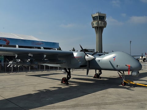 Aeronave nodriza: despliegan un potente dron que funciona como portaaviones y transporta dos vehículos aéreos no tripulados más pequeños bajo sus alas