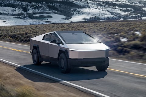 Propietario de Cybertruck describe aterradora experiencia cuando su camioneta pareció cobrar vida en la carretera: “Siento como si mi ex me persiguiera”