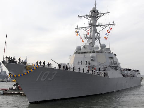 El destructor USS Truxtun sale de puerto: 300 marineros y 26 miembros del Escuadrón de Ataque Marítimo se dirigen a un rumbo desconocido