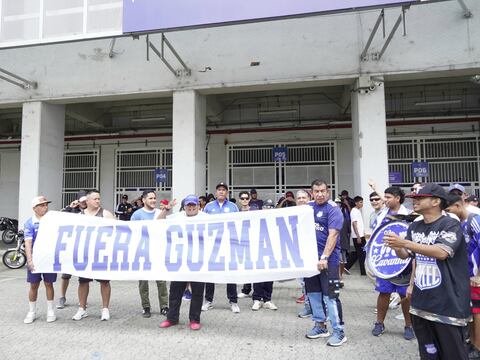 Plantón pacífico de hinchas de Emelec exige la renuncia de Jorge Guzmán: ‘Es momento de dar un paso al costado’