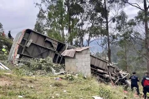Dos fallecidos y cinco heridos en volcamiento de bus de pasajeros en Azogues