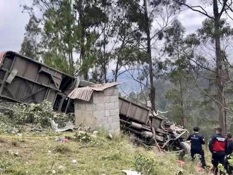 Dos fallecidos y cinco heridos en volcamiento de bus de pasajeros en Azogues
