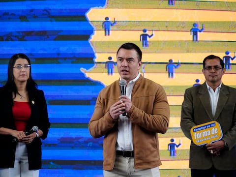 Daniel Noboa participa en la entrega de nombramientos definitivos a 800 profesores en Quito