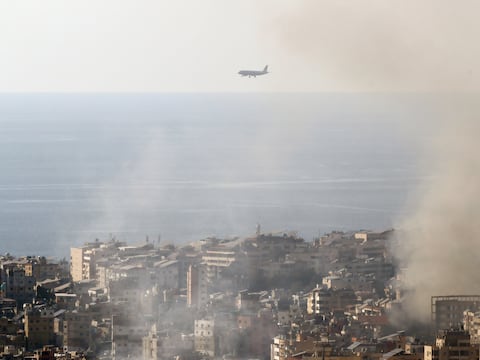 Más de 1.500 estadounidenses intentan evacuar de Medio Oriente en medio del cierre aéreo