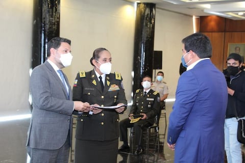 Sale Tannya Varela de la Comandancia de la Policía Nacional; entra el general Carlos Cabrera Ron