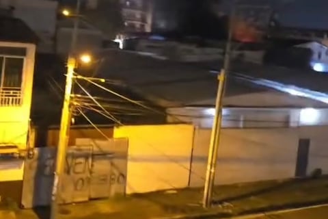 Incendio en un taller mecánico afectó a dos vehículos en el centro de Guayaquil